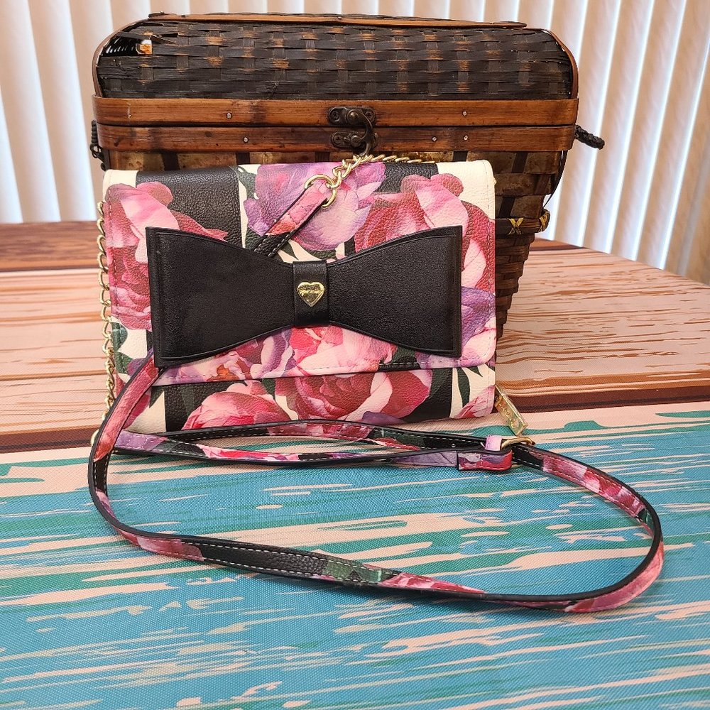 Betsey Johnson Dani Black Crossbody Floral Printed Crossbody Bow Chain Strap.